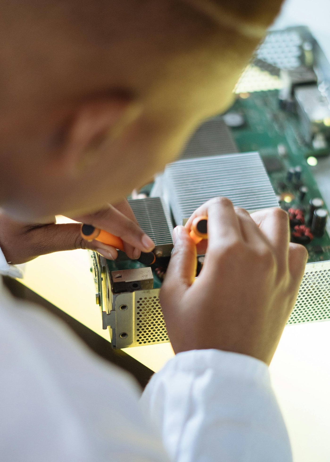 Close-up van het repareren van computeronderdelen
